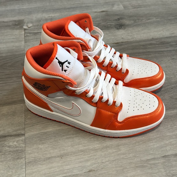 Nike Air Jordan 1 Mids - Picture 2 of 5